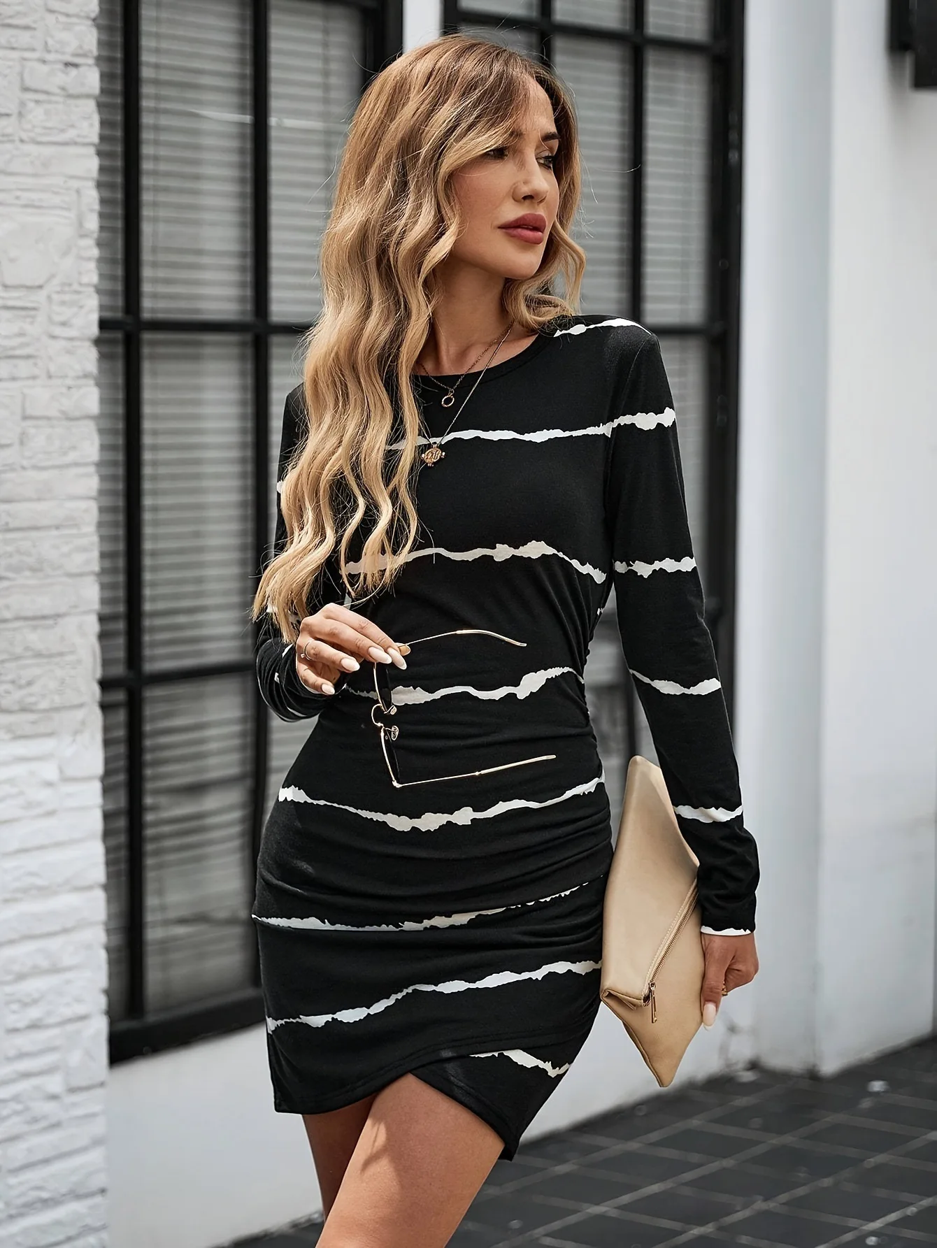 ラウンドネックファッショナブルなストライププリント長袖 T シャツドレスタイトフィットとスリムフィット気質の女性のドレス