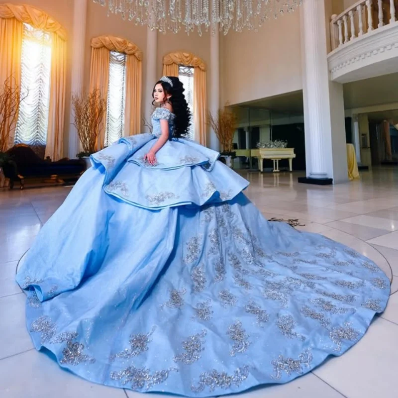Vestido de Quinceañera Azul Luxuoso, Ombros Descidos, Decalque de Cristal com Lantejoulas, Camadas, Cauda Longa, Laço, Vestidos de 15 Anos ﻿ Personalizado