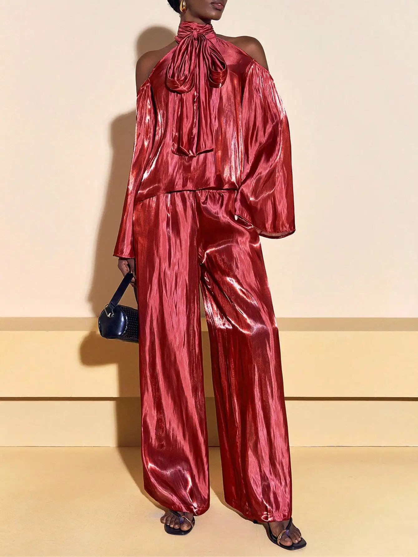 Rode satijnen top met strikband en off-shoulder top en broek met wijde pijpen voor feesten, cruises, elegante gelegenheden