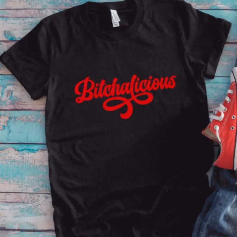 

Черная футболка Bitchalicious