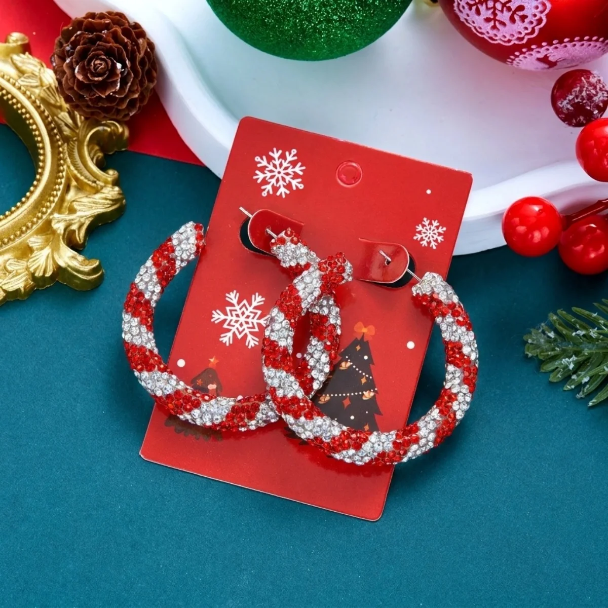 Weihnachtliche, farbenfrohe Ohrringe mit Strasssteinen und Kreolen für Damen, rot-grün, mit Kristallbesatz, runde Kreisohrringe, Schmuckgeschenk zum neuen Jahr. – Detail 11