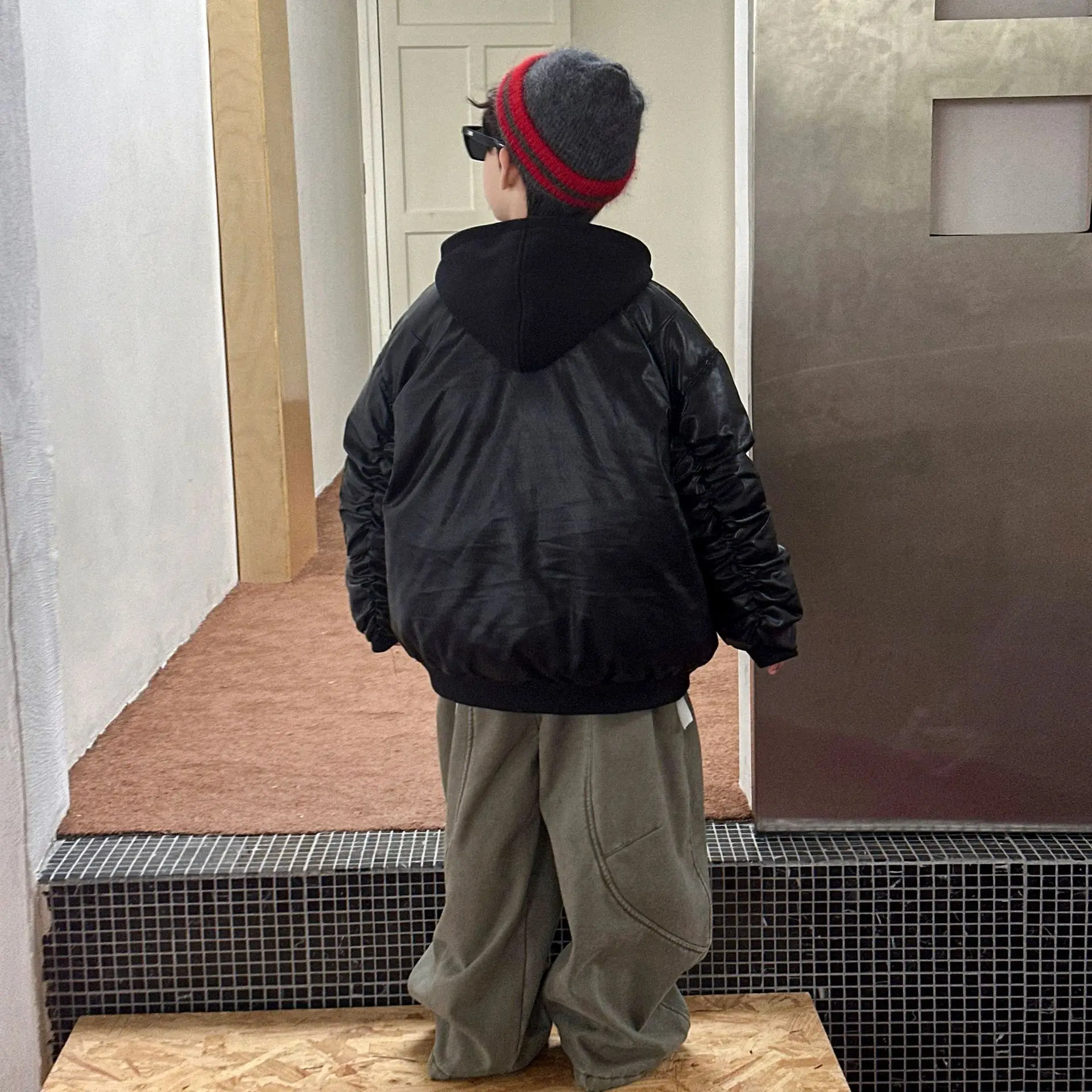 ملابس الأطفال الأولاد سترة مبطنة بالقطن الشتاء سميكة معطف جلد ناعم 2025 جديد الكورية نمط مقنعين سترة دافئة