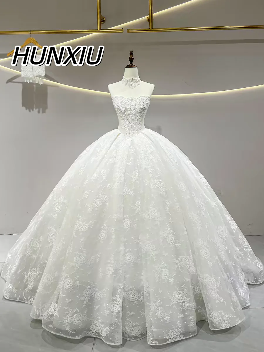 

Роскошные свадебные платья-баллоны с аппликациями, кружевом, бисером и королевским шлейфом. Изысканные свадебные платья.