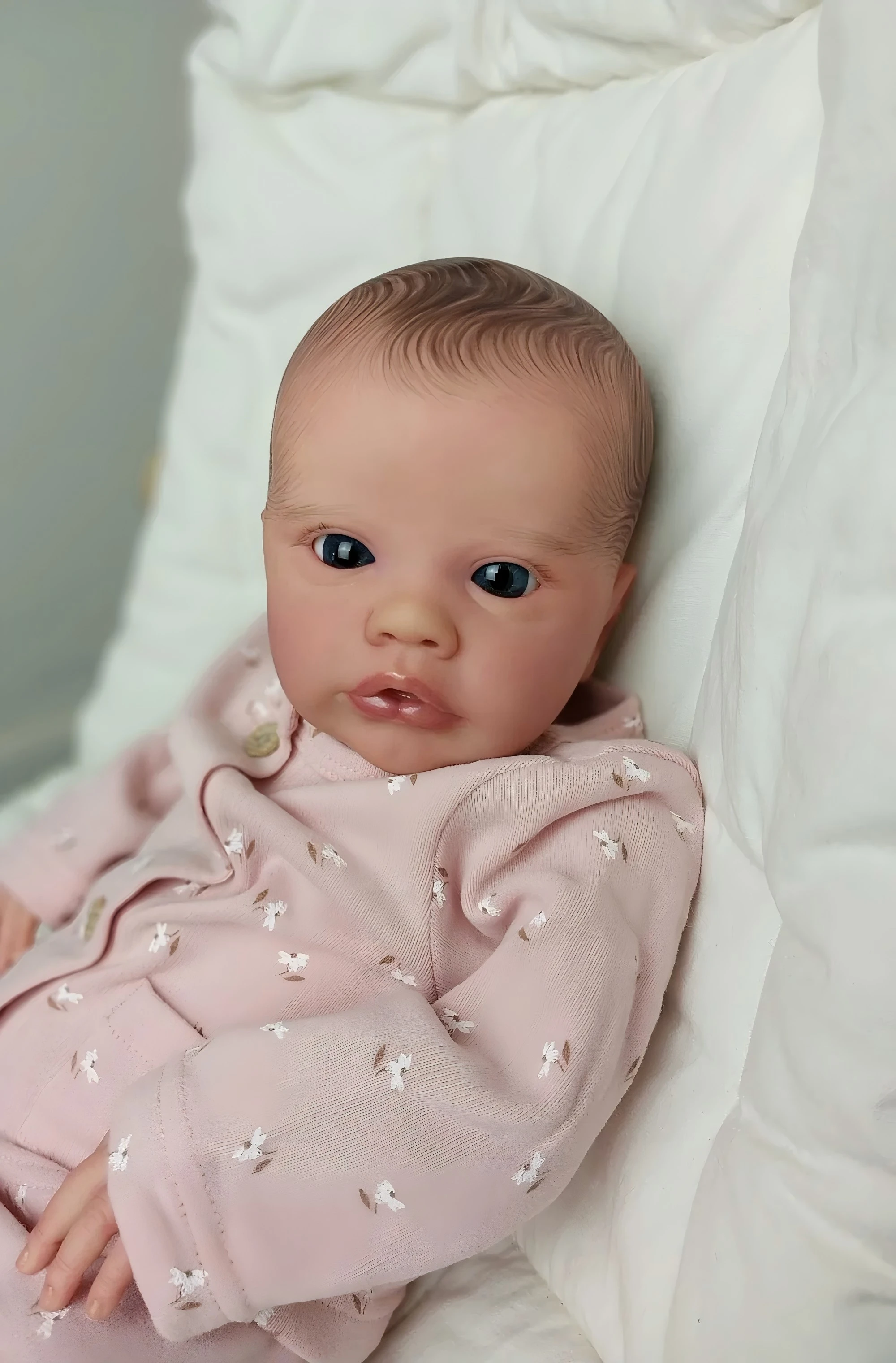 NPK 19-Zoll-lebensechte wiedergeborene Kleinkindpuppe für Babys mit weichem Stoffkörper, handgezeichnetem Haar, Primelose-Outfit, wachender Ausdruck