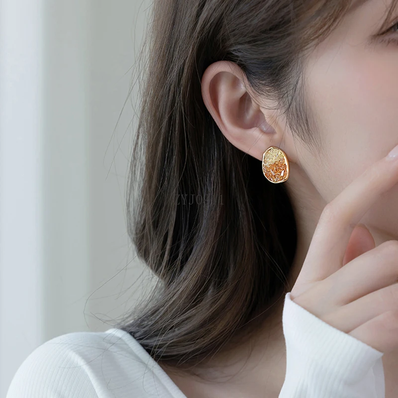 أقراط من الذهب عيار 18 قيراط، وأقراط ذهبية بلون الزركون الشمبانيا، والأقراط العصرية الجديدة تحظى بشعبية كبيرة.