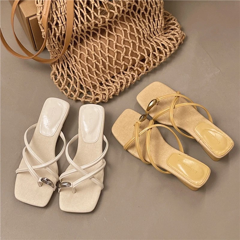 

French-style Temperament Toe-post Sandals 2026 Summer New Thick Heel Low Heel Metal Decoration Roman Slippers