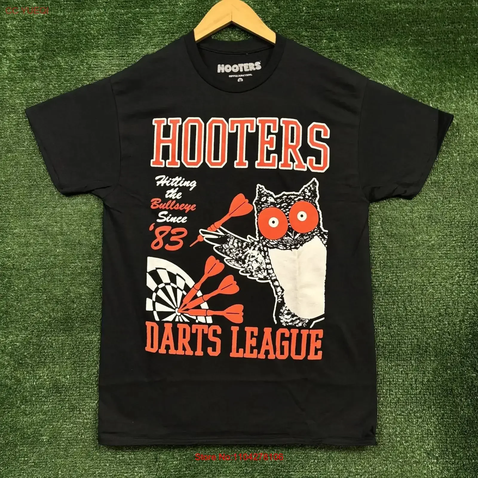 Hooters Darts League Hitting the Bullseye Since 83 T Shirt Size Medium vintage Washed streetwear Stylish graphic fashion