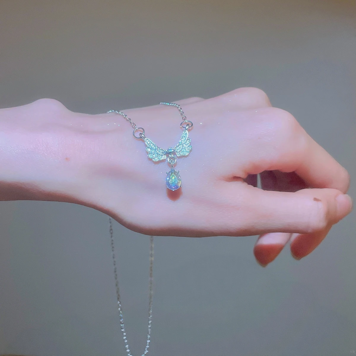 Delikatny naszyjnik z zawieszką w kształcie anielskich skrzydeł w stylu light luxury, modna biżuteria damska, wykwintny naszyjnik z kamieniem księżycowym na obojczyk, subtelna biżuteria ślubna E — zdjęcie 4