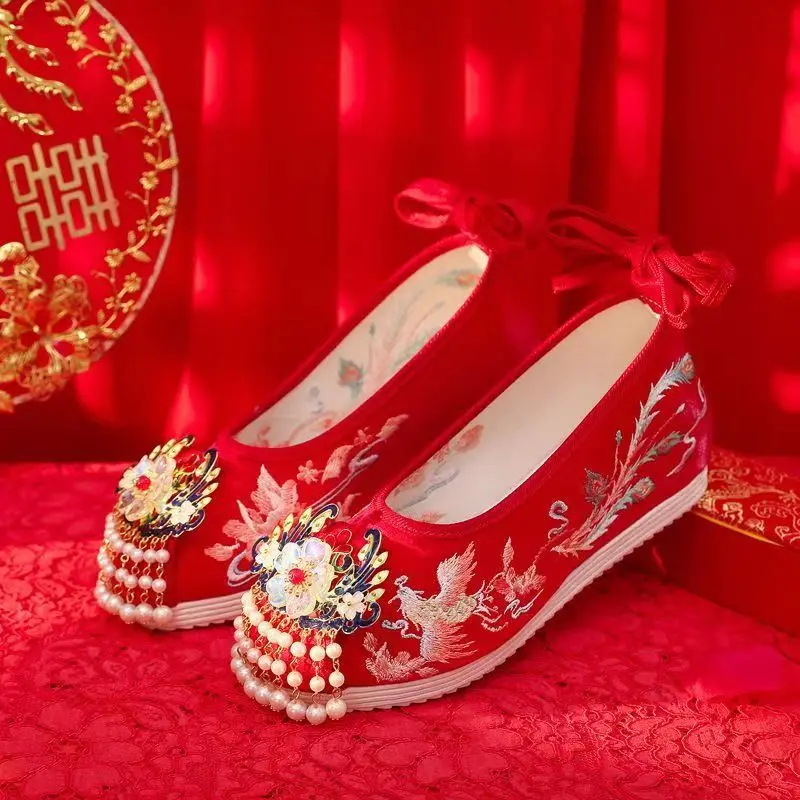 

New Woman's Chinese Traditional Style Embroidered Bridal Shoes Soft Sole Slip-On Flat Sole Retro Red Wedding Shoes Hanfu Shoes