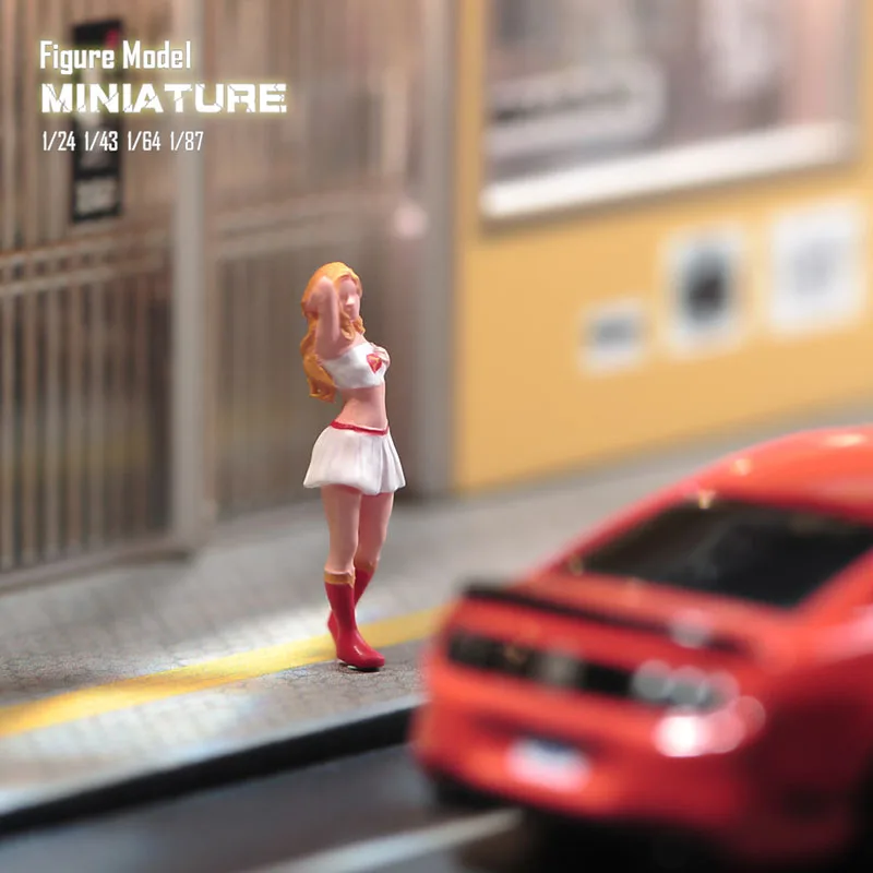 Miniature 1/87 1/64 1/43 1/24 1/18 Short Tops Skirts Girl Figure Street Scene Sand Table Photography Model for Car Vehicle