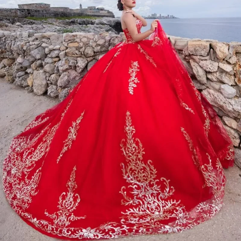 빨간색 킨세아녜라 드레스, 금색 반짝이 크리스탈 레이스 레이어링 데칼, 롱테일 베스티도스 데 15 킨세아녜라 ﻿ 맞춤 제작