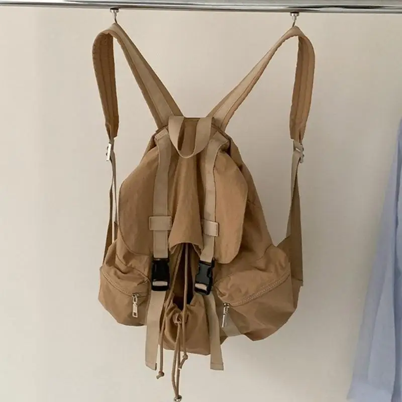 

Практичный нейлоновый женский рюкзак с организованными отделениями для самых необходимых вещей