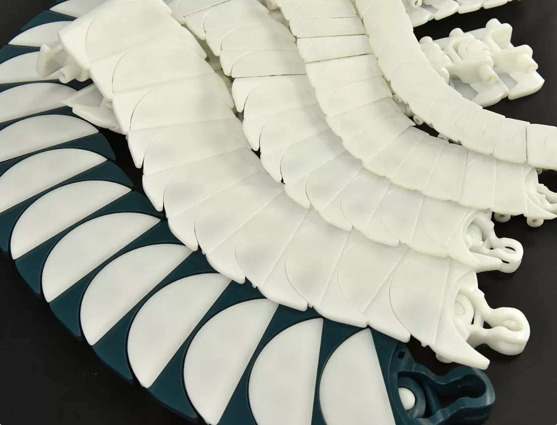 1meters Width:63mm Crescent-shaped seamless flexible plate chain for white dairy product conveying