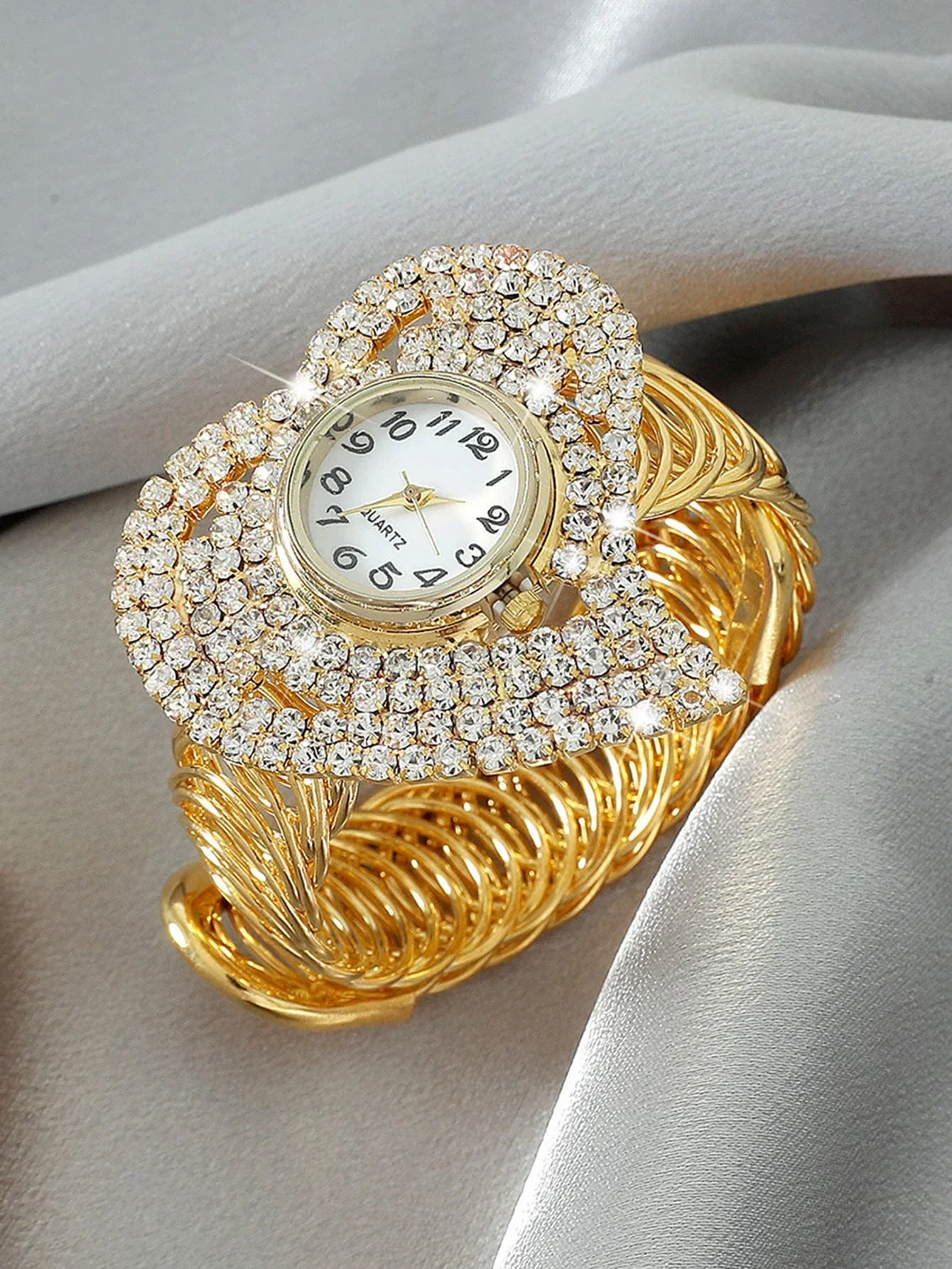 Diamond-Encrusted Women's Bracelet Watch, Student Watch with Fashionable Charm, Heart and Starry Sky Design Watch