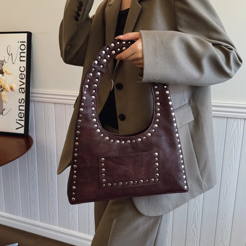 Retro decoratieve schoudertas met klinknagels, trendy portemonnees met studs, punk geïnspireerd - motorfiets, PU lederen onderarmhandtas voor dames