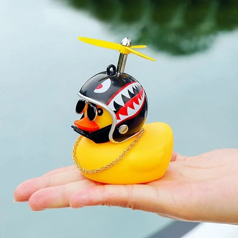 1 ud. Adorno de coche/moto con diseño de pato rojo y amarillo con casco y hélice, accesorios de decoración para ciclismo