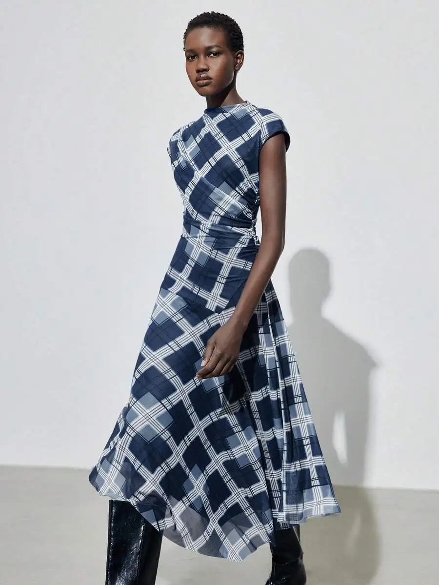 

Женское синее асимметричное платье миди в клетку с круглым вырезом и рукавами реглан