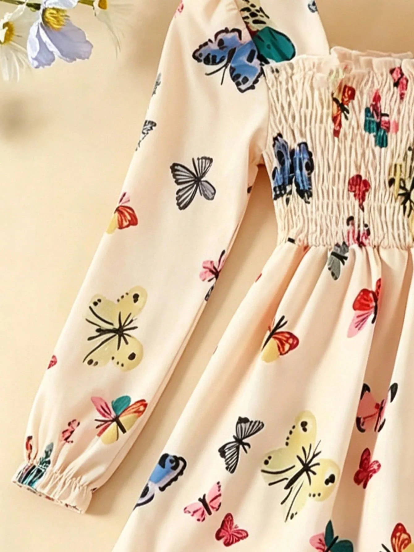 Mädchen-Herbstkleid mit quadratischem Kragen, langen Ärmeln, tailliertem Schnitt, Schmetterlingsmuster und mittellangem Rock – Kinderbekleidung. – Detail 6