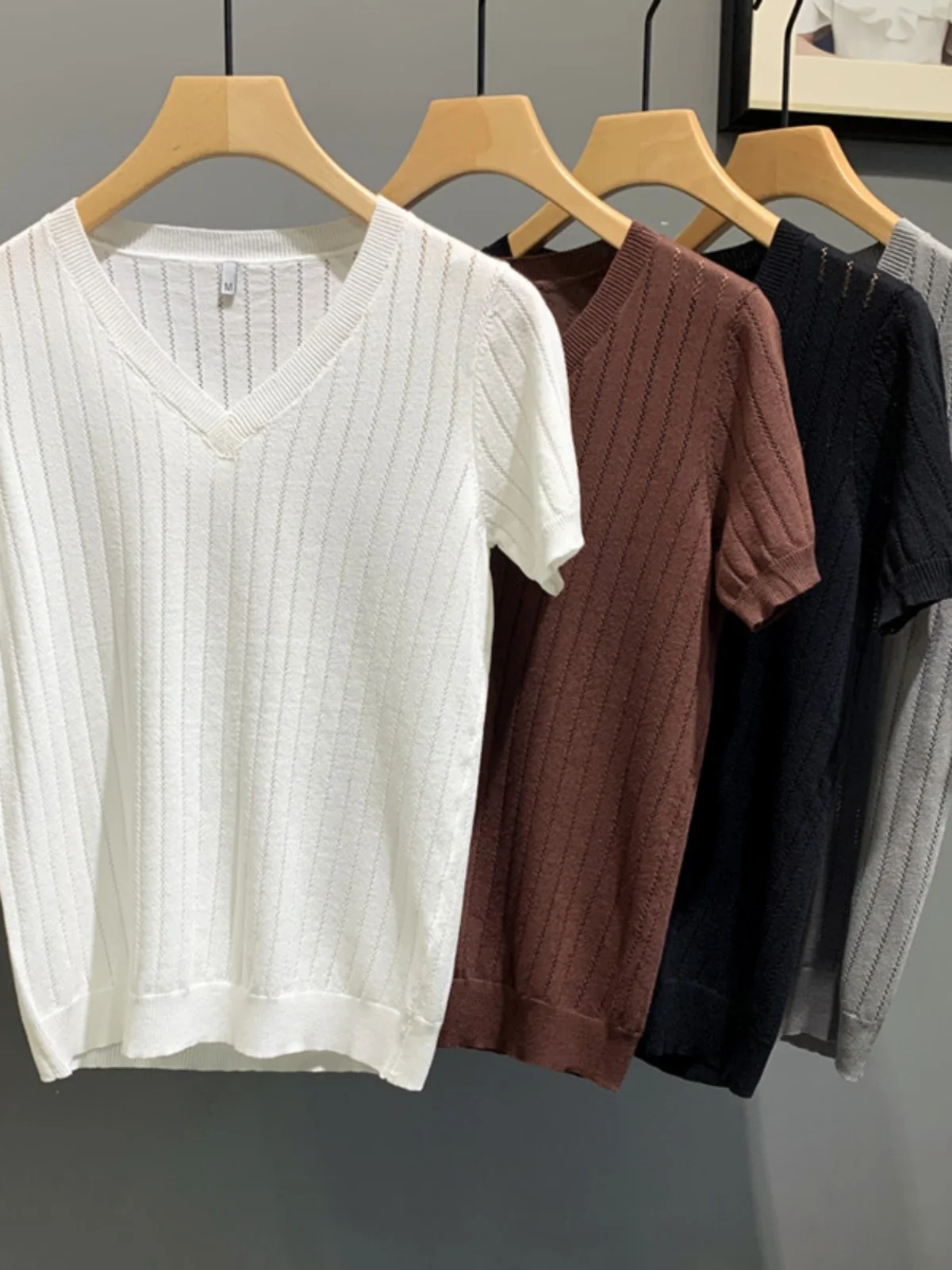 

Summer Thin ort Sve Knitted V-Ne Men's T-irt Faionable Hollow out Slim Fit Base irt Modern Sle Color