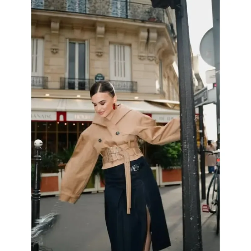 

Новинка: осенний панк-тренч для женщин, свободный укороченный плащ с капюшоном, длинные рукава-крылышки, отложной воротник, осенняя верхняя одежда 2026