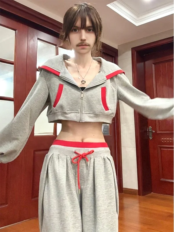 

Американский ретро-комплект: укороченная толстовка с цветовыми блоками и брюки с высокой талией и широкими штанинами. Осенне-зимний комплект из двух предметов с эффектом похудения.