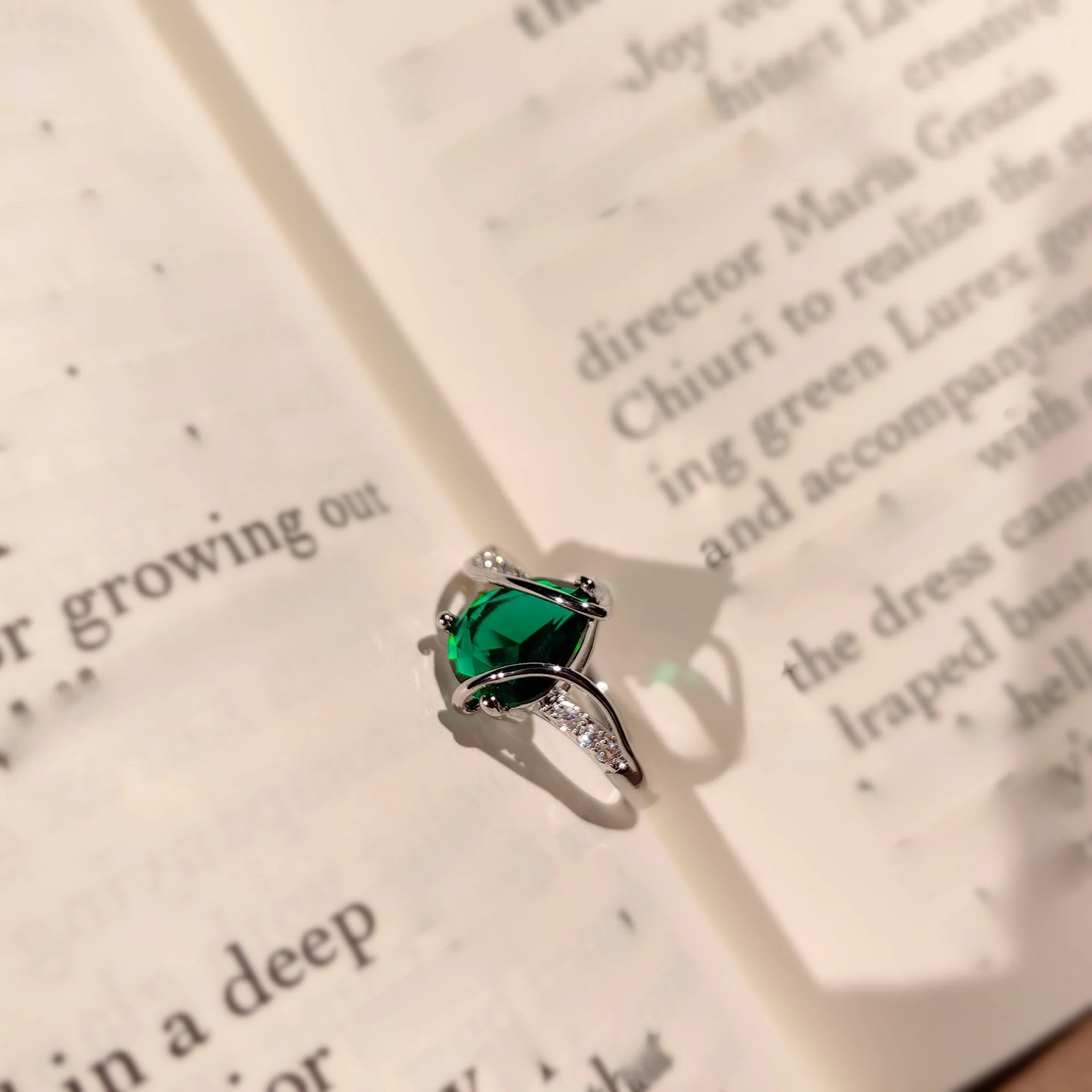 

Japanese Style Simple And Fashionable Green Stone Ring For Women, Irregular Droplet Pear Shaped Light Luxury Daily Women's Ring