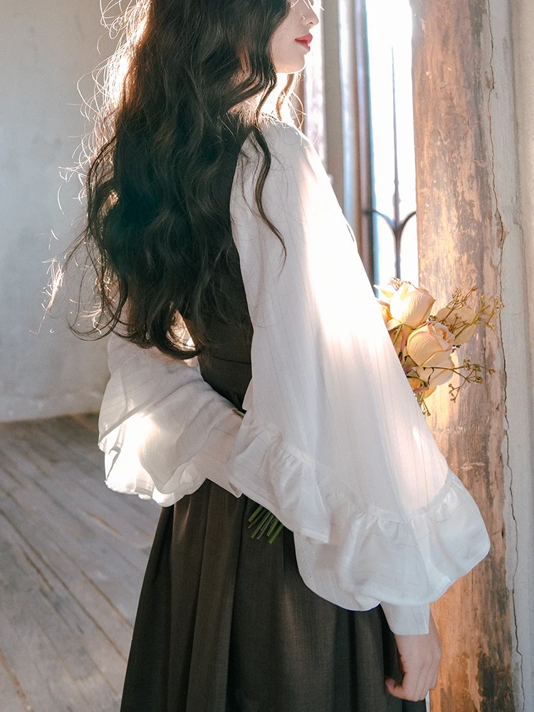 

Оригинальная блузка Miss Egg Moonlight Floating Star Court в стиле ретро с кружевной отделкой, рукавами-фонариками и микро-фестонами, весенняя новинка свободного кроя.