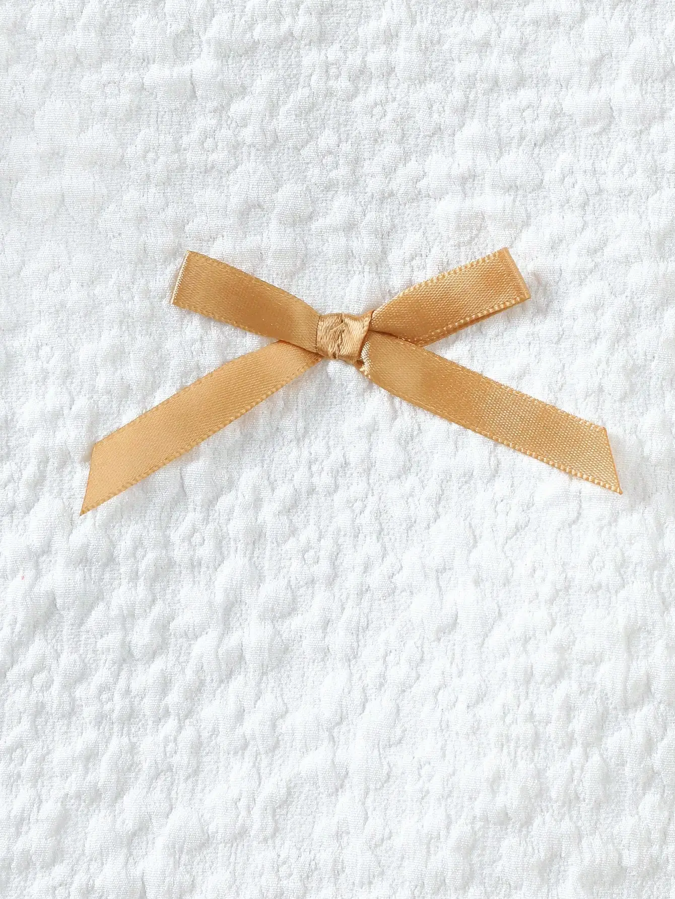 Mädchen-Zweiteiler für Frühling und Herbst, weißes, strukturiertes Oberteil mit langen Ärmeln und kleinen, flatternden Ärmelenden sowie Rüschen am Saum, Ausschnitt mit zarter goldener Schleife, kombiniert mit einem khakifarbenen, gerippten Minirock, der mit einer großen Schleife verziert ist, im süßen, kleinen Prinzessinnen-Stil, geeignet für Geburtstagsfotos, alltägliche Ausflüge und festliche Anlässe. – Detail 5