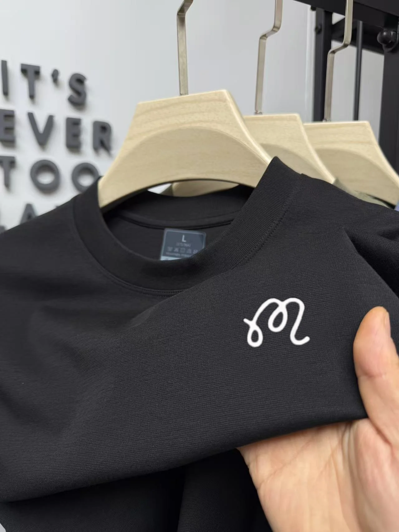 Modisches Herren-Sommer-T-Shirt, neu, bequem, atmungsaktiv, heiß begehrte Marke, exquisite Buchstabenstickerei, lässiges Kurzarm-Shirt – Detail 15