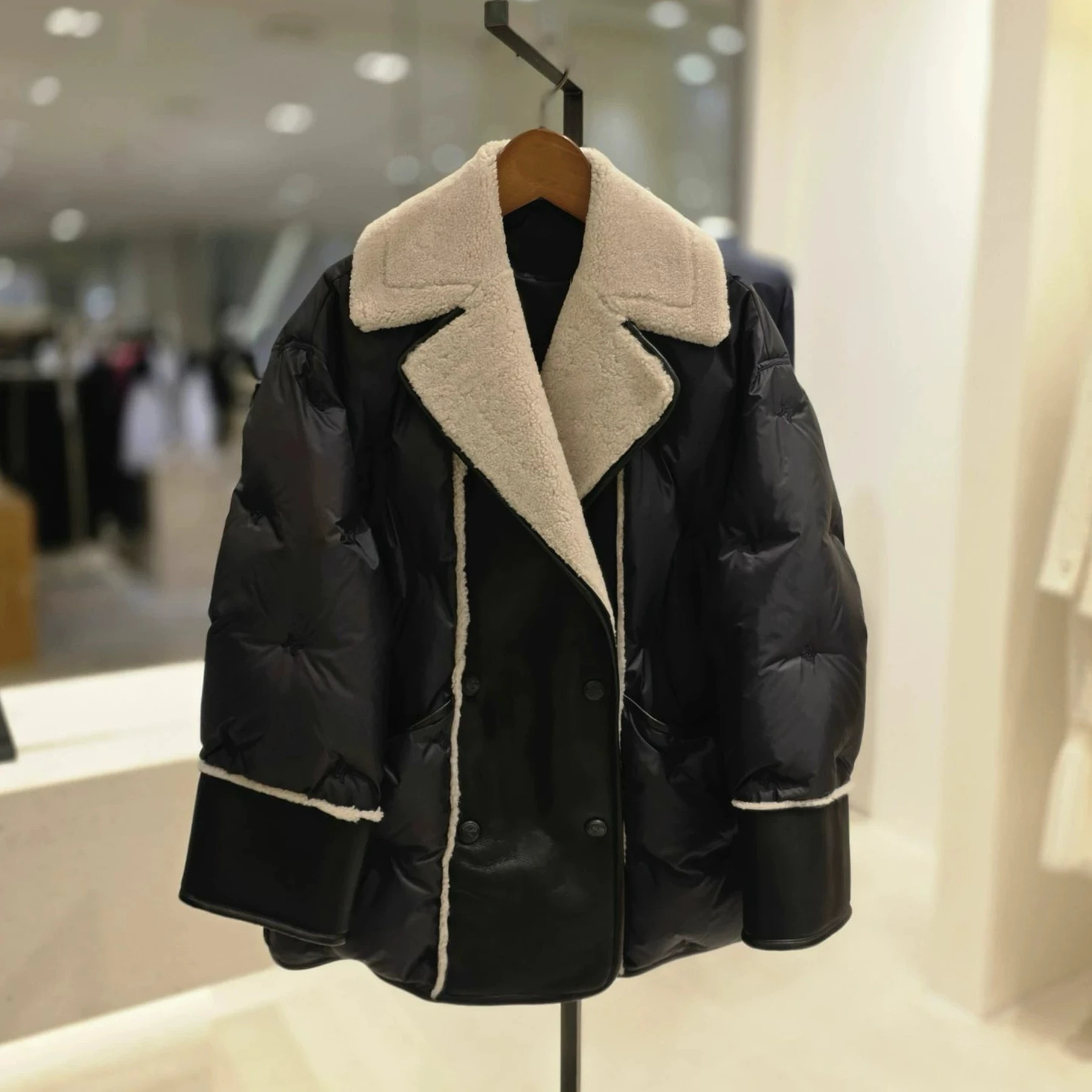 

Faionable Spliced Lamb Fur Collar Goose down Jaet Ele Leather And Fur Inteated Sle Commute Wind for Ladies