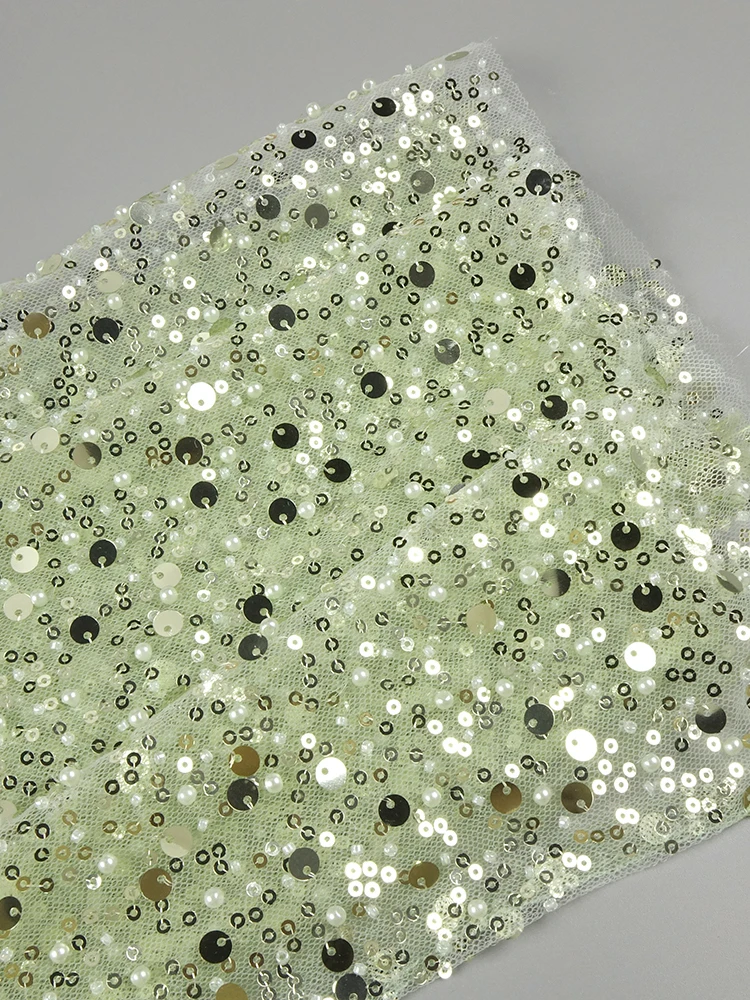 Glamouröses, grünes, trägerloses, langes Kleid mit Pailletten und Kristallen, hohem Schlitz und Schleppe – Abendkleid mit Ausschnitt