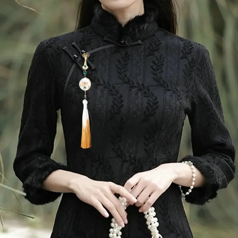 101 Spilla retrò con orchidea, prugna, bambù e crisantemo per cheongsam da donna con pendente a nappa sul petto