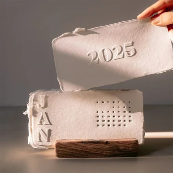 De boekdrukkalender 2025 2025 mini witte textuur bureaukalender met houten standaard boekdruktekst maandkalender 12 maanden