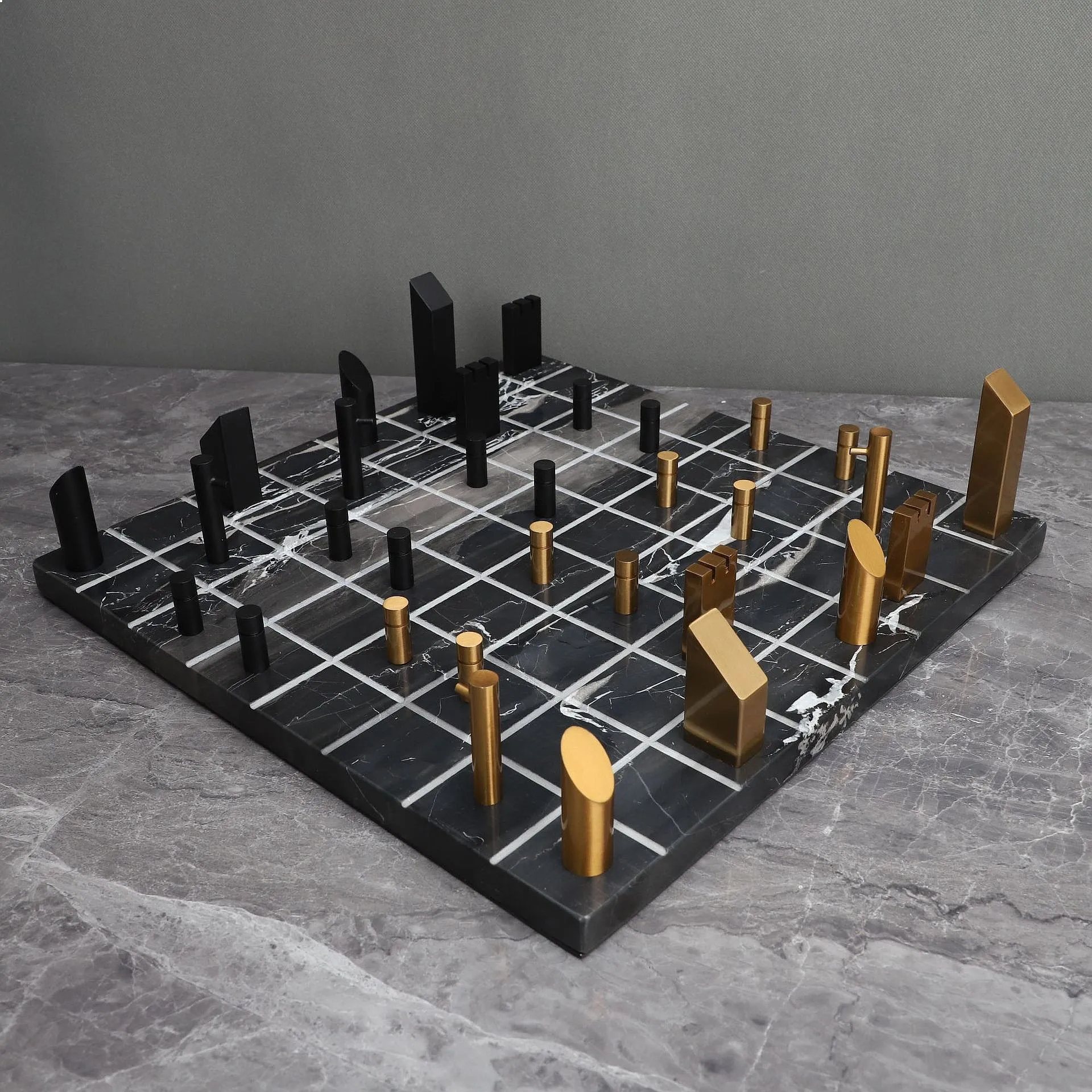 Classical Customizable Black Gold Metal Chess Pieces Family House Decor XO Board