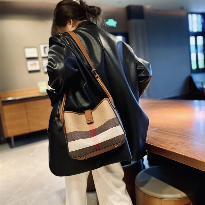 Bolsa de couro genuíno feminina, bolsa de ombro xadrez de luxo feminina, designer de marca feminina, bolsas de tendências, nova moda, 2023