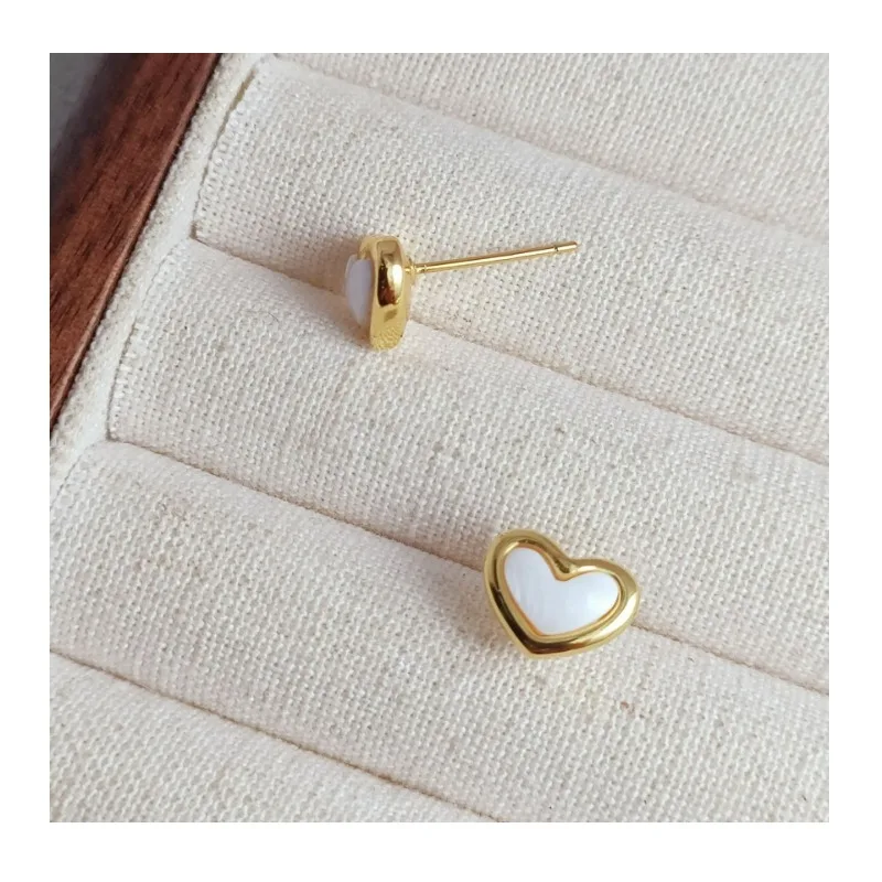 

Xiaoxiang Fashion White Shell Love Stud Earrings Niche Design High-end Earrings Simple and Versatile Exquisite Earrings