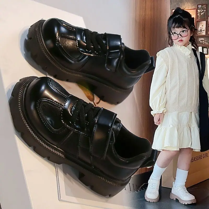 

2026, весенне-осенняя детская кожаная обувь в британском стиле на мягкой подошве, черная для девочек и мальчиков, модная модная обувь для больших детей ​