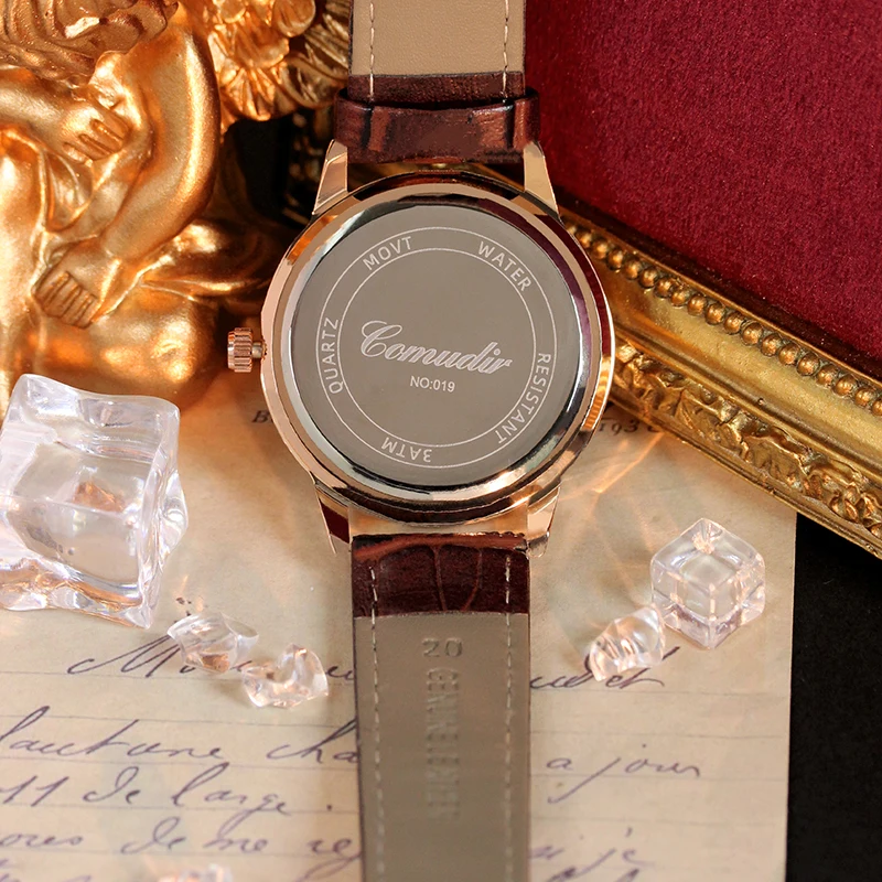 حزام جلد بني للرجال، ساعة كوارتز أرقام رومانية أنيقة وبسيطة على شكل قمر.