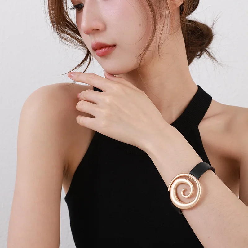 Hot selling European and American original hollow brushed threaded metal jewelry high-end simple women's leather bracelet