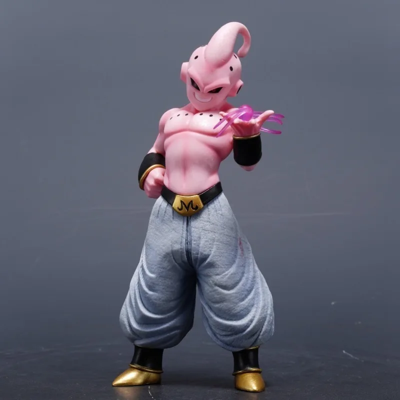 El loco pero adorable Majin Buu, restaurando su sonrisa macabra, con un encanto vilégio que se expresa en los detalles del modelo.