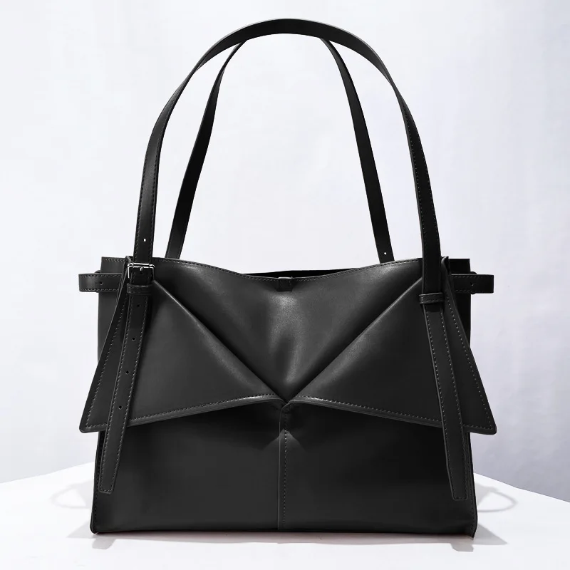 2025 الفاخرة مصمم المرأة دعوى طوق شكل حمل حقيبة العلامة التجارية الشهيرة حقائب اليد ذات سعة كبيرة للطي الكتف حقيبة تحت الإبط #5