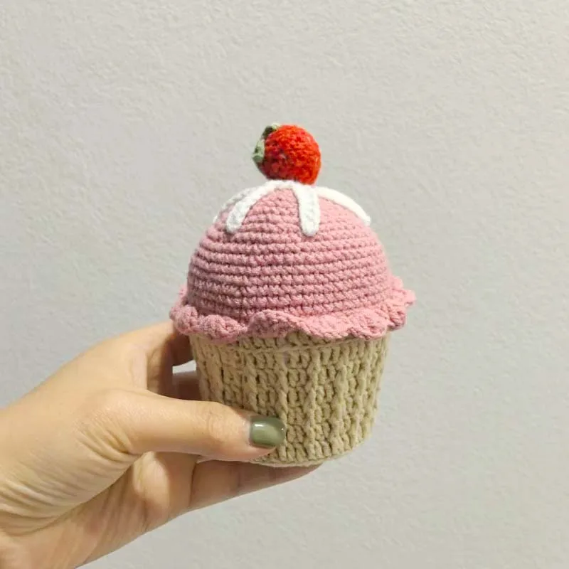 พวงกุญแจโครเชต์แฮนด์เมดสุดน่ารัก ตุ๊กตาถักนิตติ้งรูปคัพเค้กการ์ตูน จี้ห้อยกระเป๋า รถยนต์ หรือกระเป๋าเรียน