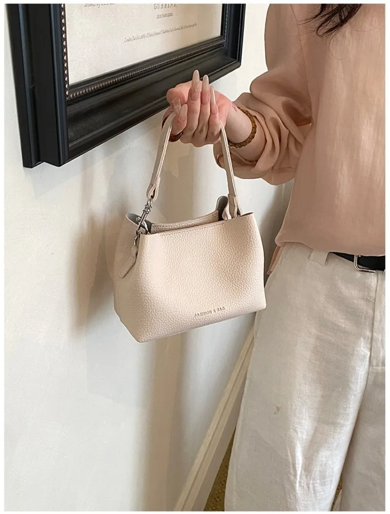 CEEKAY Minimalistische Mini-Eimertasche aus genarbtem, lederähnlichem Leder mit Aufdruck, leicht und tragbar, als Umhängetasche oder Schultertasche für Kaffeebraun – Detail 13