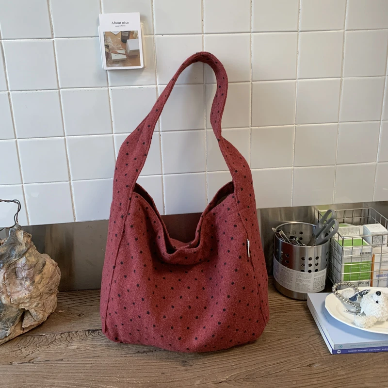 

2026 Высококачественные новые трендовые сумки, зимние утолщенные повседневные модные универсальные сумки на плечо, нейлоновые повседневные сумки на молнии в горошек