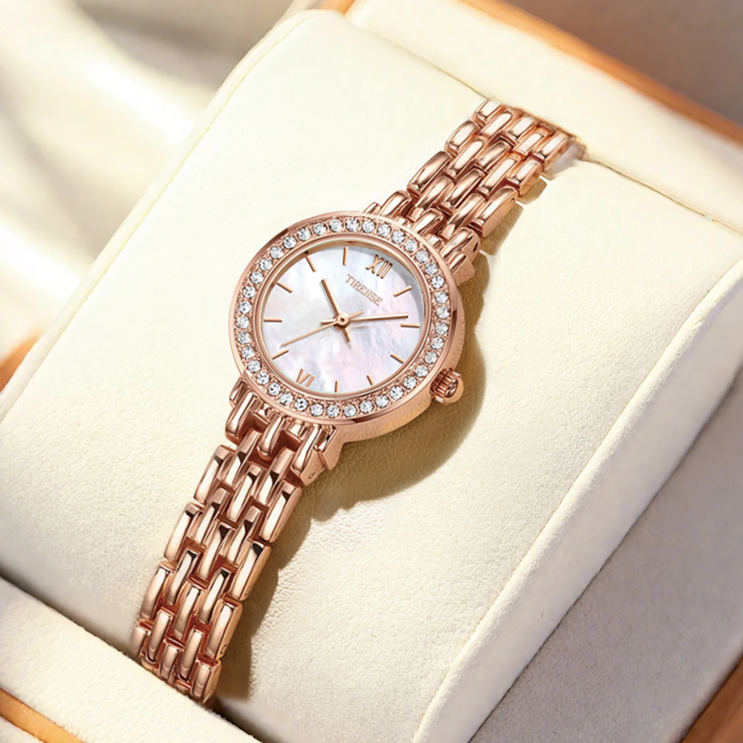 ساعة نسائية دائرية مقاومة للماء بحزام معدني من حجر الراين بتصميم عصري كوارتز مقاومة للماء