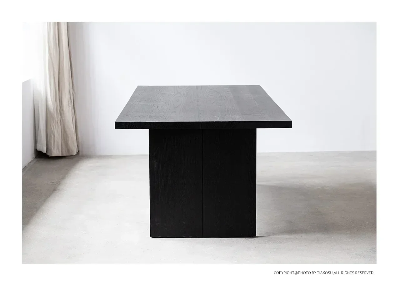 Scrivania lunga minimalista italiana in legno massello Tavolo da tavolo grande in legno nero Banco da lavoro moderno per conferenze e negoziazioni creative