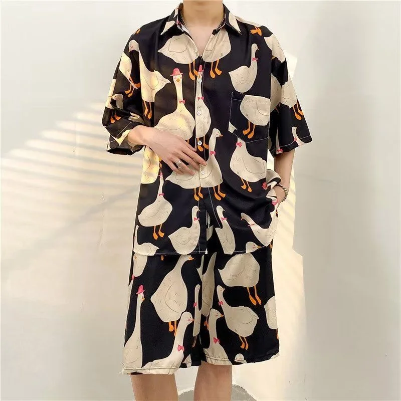 

Костюм спортивный мужской повседневный из двух предметов, рубашка с коротким рукавом и мультяшным гусиным принтом, уличная мода, шорты, костюм для подростков, свободный