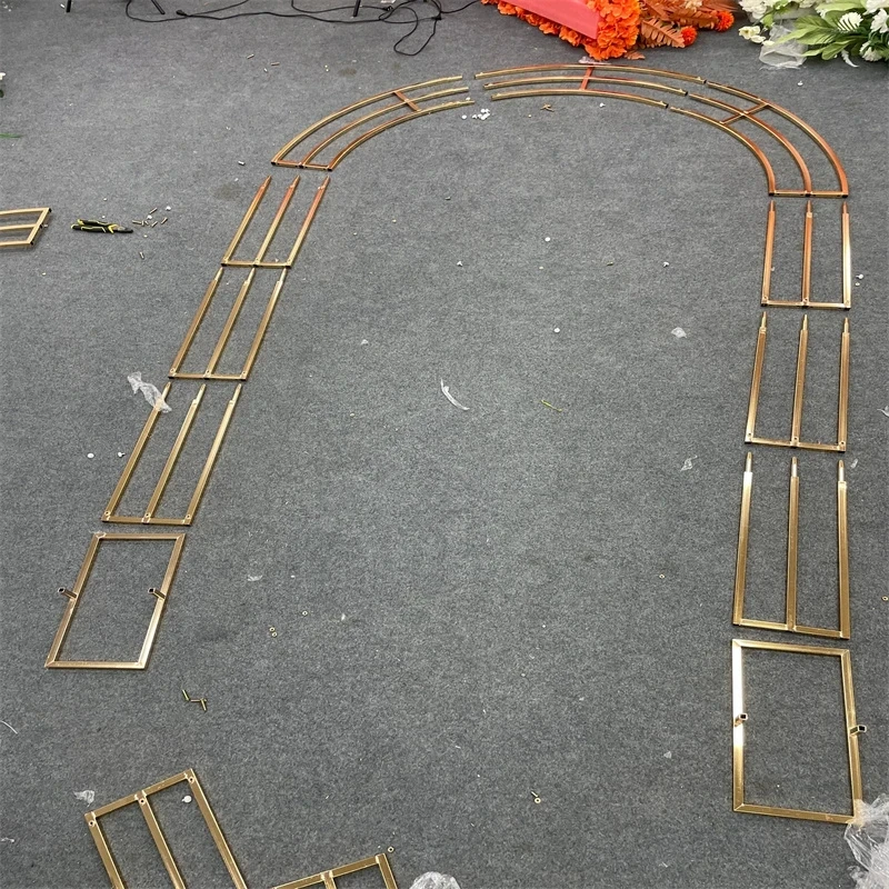 Luxuriöser, vergoldeter, gebogener Hochzeitsbogen-Blumenständer für die Dekoration der Hochzeitsbühne und des Empfangsbereichs – Detail 5