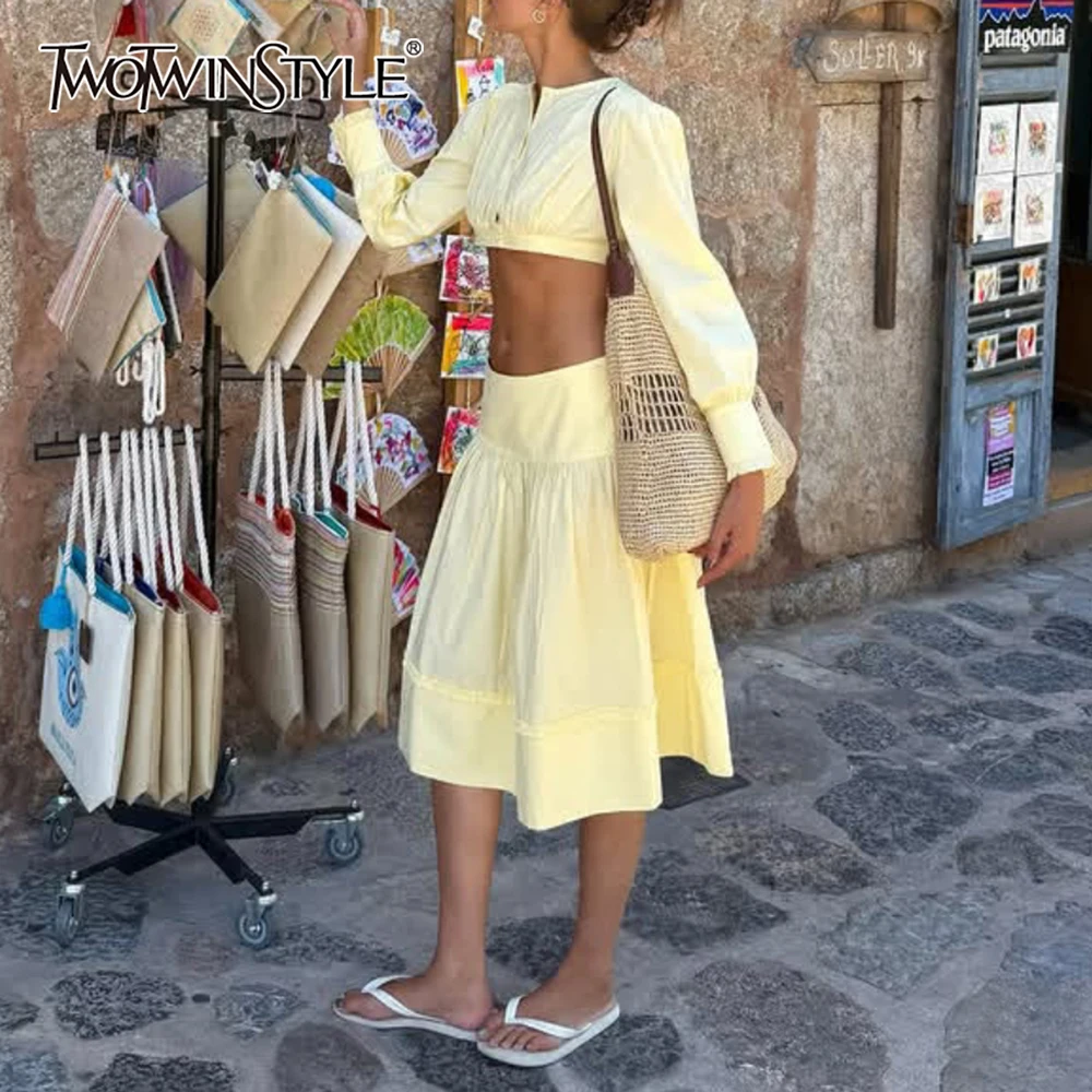 TWOTWINSTYLE Süße Abnehmen Anzug für Frauen Rundhals Langarm Crop Top Niedrige Taille Midi EINE Linie Rock Zwei Stück Set Weibliche Neue