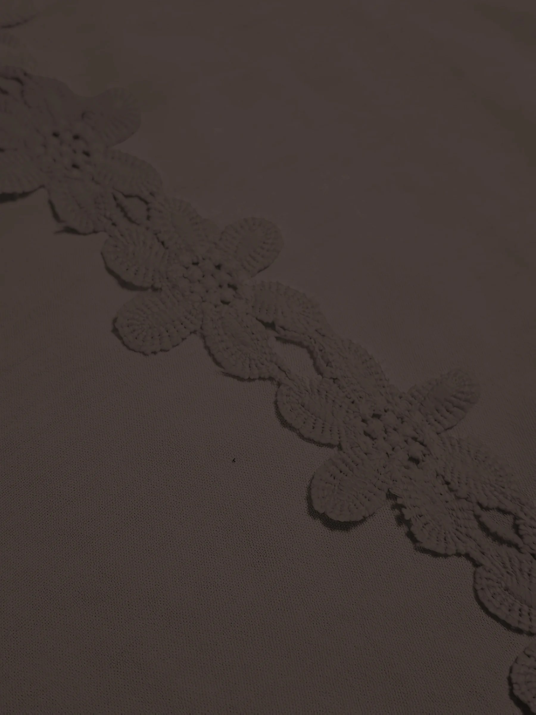 Stilvolles Plus-Size-Damenoberteil mit elegantem Blumendetail für mühelosen Komfort – Detail 3